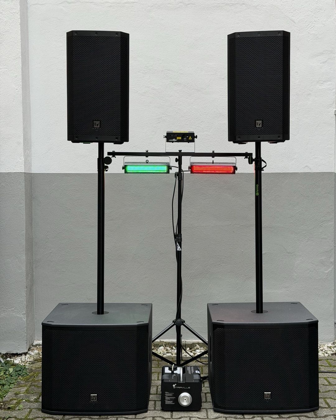 Paket XL: 2x Electro-Voice ZLX-12P G2 + 2x Stativ, 2x Electro-Voice EKX-18SP Subwoofer, 2x LED-Wash-Licht auf T-Bar, 1x RGB-Laser, 1x Nebelmaschine (inkl. Fluid), 1x Discokugel